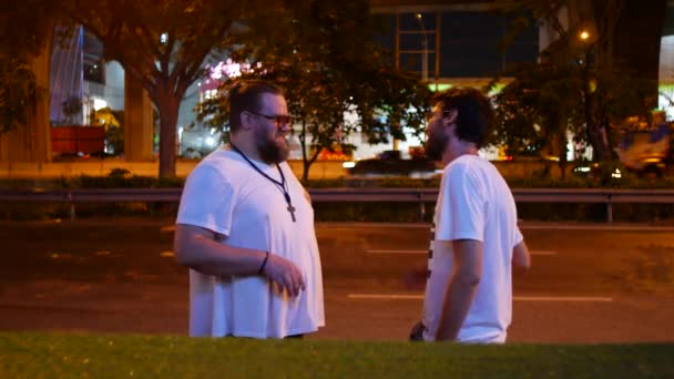Dois Homens Estão Falar Dois Amigos Uma Caminhada Noite Cidade — Vídeo de Stock