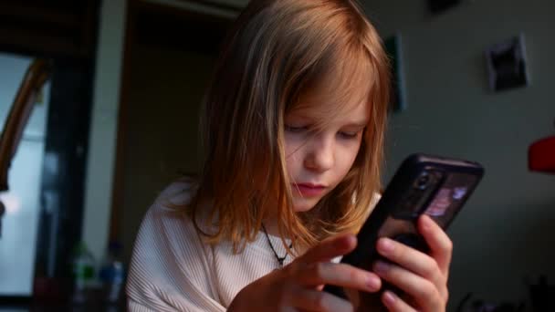 Девушка Ищет Информацию Мобильном Телефоне Ребёнок Гаджет — стоковое видео