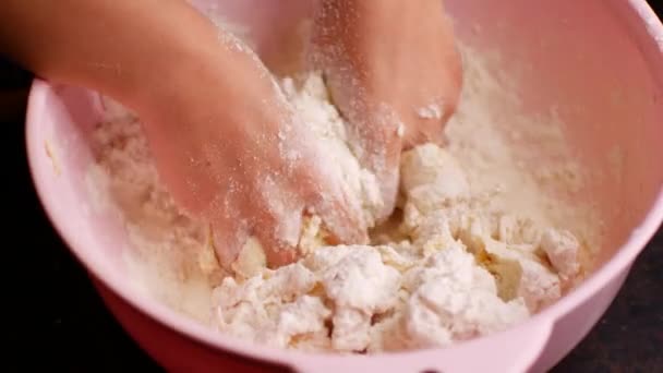 Детские Руки Готовят Тесто Смешайте Муку Яйцо Молоко — стоковое видео