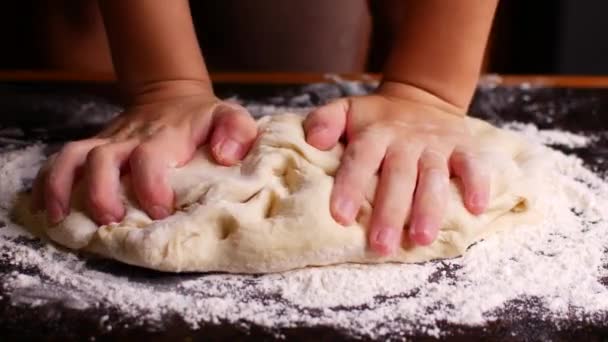 Mãos Amassam Massa Farinha Pizza Tortas — Vídeo de Stock