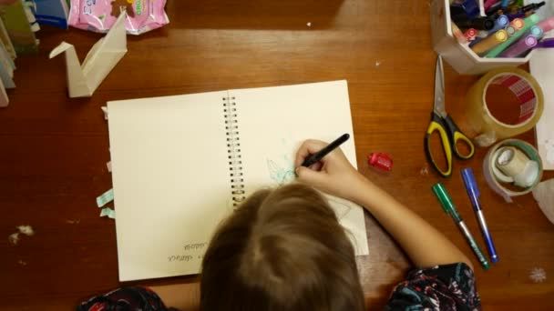 Девочка Делает Домашнее Задание Студентка Пишет Блокноте Сидя Своим Столом — стоковое видео