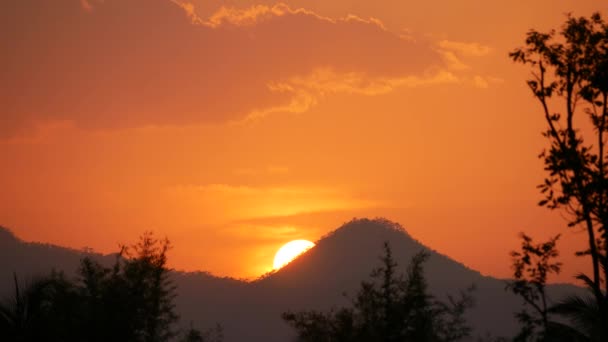 Dağın Arka Planında Gün Batımı Bulutlu Turuncu Gökyüzü Güneş Dağın — Stok video