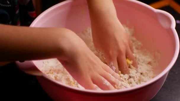 Mãos Das Crianças Preparam Massa Misturar Farinha Ovo Leite — Vídeo de Stock
