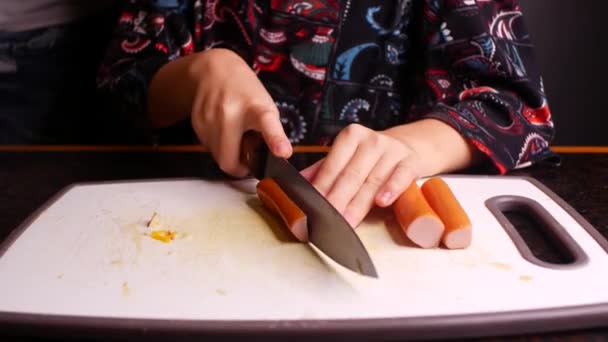 Ett Barn Skär Korv För Smörgåsar Med Kniv — Stockvideo