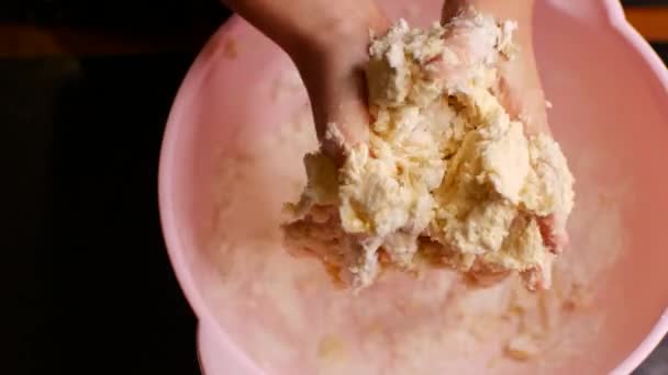 Mãos Das Crianças Preparam Massa Misturar Farinha Ovo Leite — Vídeo de Stock