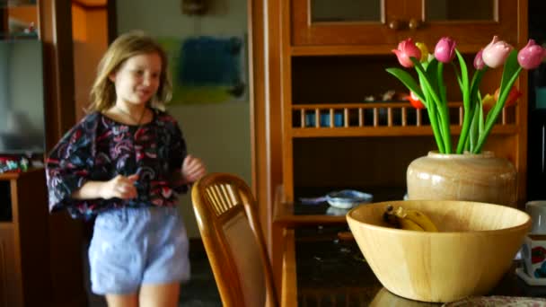 Девушка Бежит Кухню Своей Комнаты Хватает Банан Убегает — стоковое видео