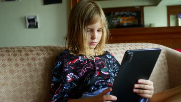 Девочка Учится Школе Дома Онлайн Обучение Планшете — стоковое видео