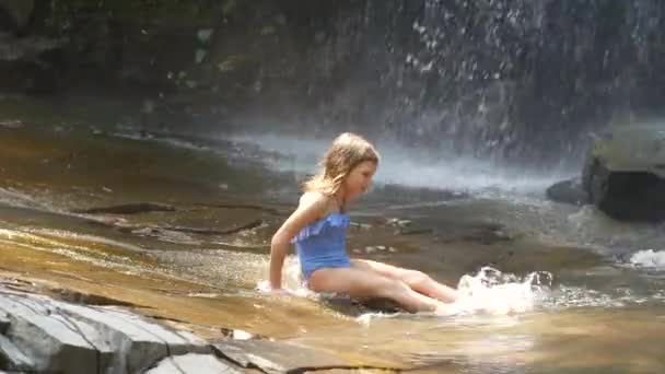 소녀는 폭포를 걷고있다 휴식과 자연에서 — 비디오