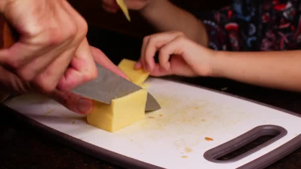 Pai Filha Cortaram Queijo Para Sanduíches Close Uma Mesa Mãos — Vídeo de Stock