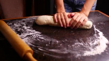 Eller pizza ya da turta için hamur yoğurur.