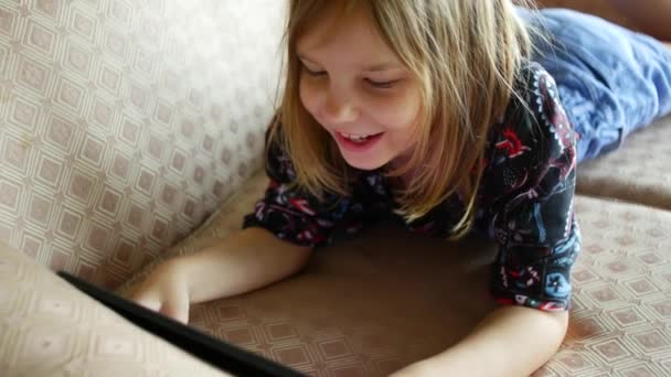 Девушка Играет Планшете Онлайн Игры Лежащие Диване — стоковое видео