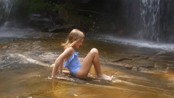 那女孩正在瀑布上散步 放松并享受大自然的生活 — 图库视频影像