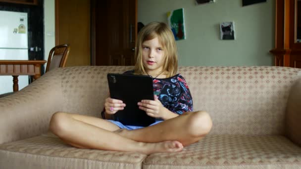 Kız Okulda Evden Ders Çalışıyor Bir Tablette Çevrimiçi Öğrenim — Stok video