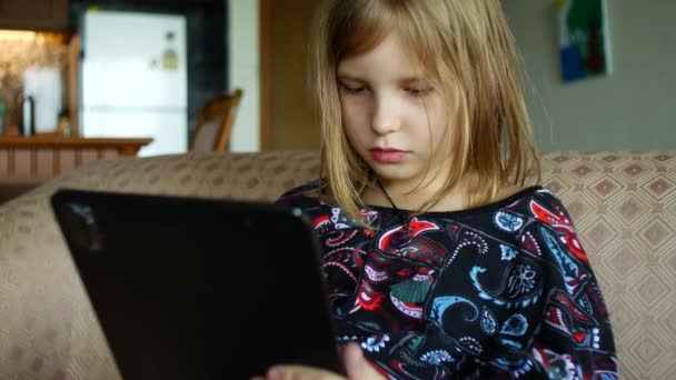 Das Mädchen Lernt Von Hause Aus Der Schule Online Lernen — Stockvideo