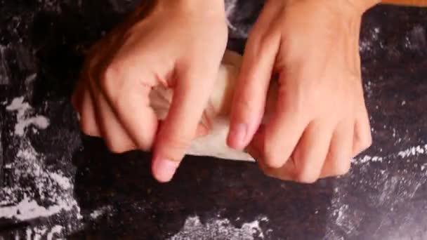 Mãos Amassam Massa Farinha Pizza Tortas — Vídeo de Stock