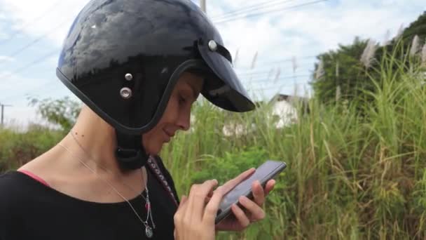 Explora Intersección Tecnología Seguridad Como Mujer Vistiendo Casco Comprueba Los — Vídeos de Stock