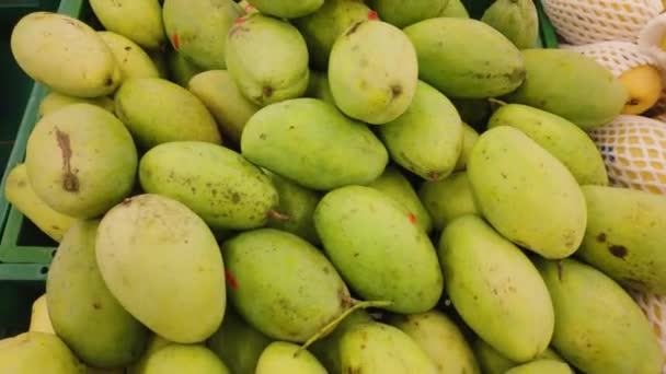 Mit Leuchtend Grünen Mangos Die Fein Säuberlich Auf Einer Obsttheke — Stockvideo