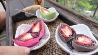 Kuzey Tayland 'ın egzotik lezzetlerinin tadını çıkarın. Çikolatalı yoğurtla yıkanmış taze çilek içeren bu videoyla.. 