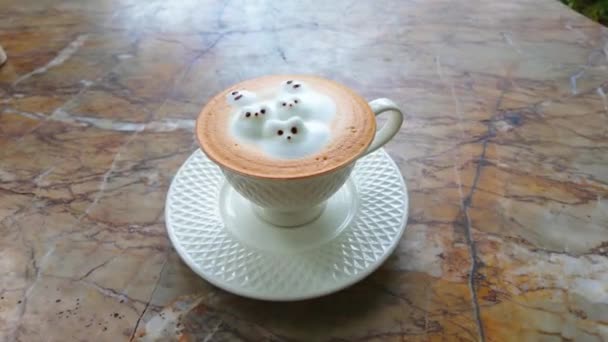 Ceașcă Cappuccino Plasată Farfurie Într Atmosferă Confortabilă Cafenea Spuma Cremoasă — Videoclip de stoc