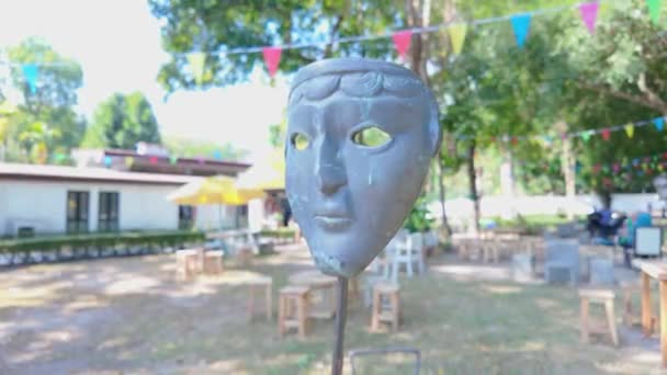 Dekoratif Maskelerle Süslenmiş Bir Kafe Terasının Benzersiz Atmosferini Tecrübe Edin — Stok video
