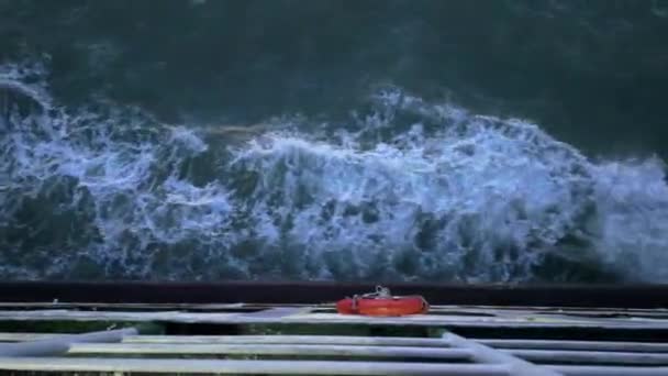 Bir Tekne Suyun Sıvı Yüzeyinde Huzur Içinde Süzülür Etrafı Güzel — Stok video