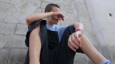Bu ham görüntü onun umutsuzluğunun ve iç mücadelesinin derinliklerini yakalıyor. Bu anımsatıcı videoda insan duygularının gücünü ve acının evrensel dilini deneyimleyin.