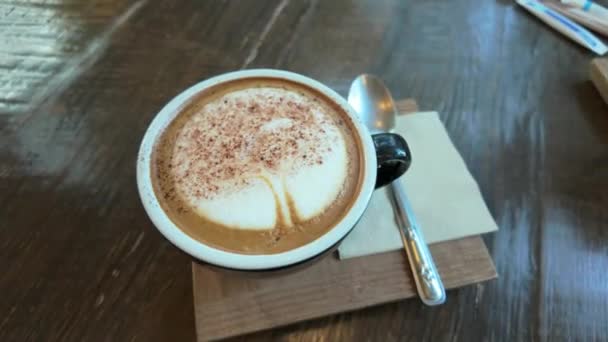 简约的环境突出了饮料的优雅 创造了一个宁静的时刻 完美地抓住了咖啡享受的本质 — 图库视频影像