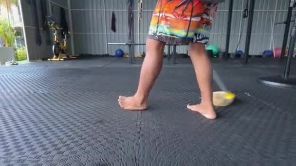 Uita Persoană Mops Sârguință Podeaua Unei Săli Sport Asigurând Curățenie — Videoclip de stoc