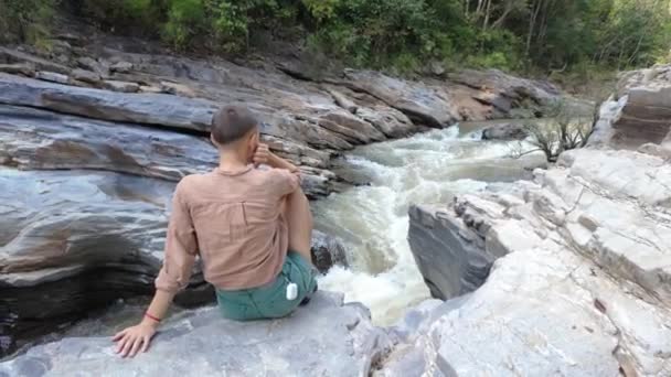 Відчуйте Спокій Жінка Сидить Біля Річки Каньйоні Оточеному Спокійною Природою — стокове відео