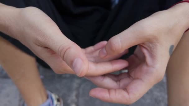 Meditasyonun Sakinliğini Hissedin Bir Kadının Elleri Nazikçe Parmaklarının Arasında Bir — Stok video