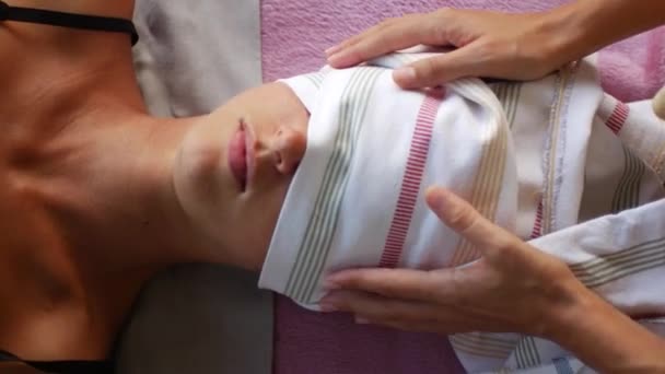 Femme Reçoit Massage Traditionnel Mexicain Tête Utilisant Des Châles Rebozo — Video