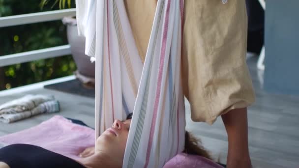 Donna Riceve Massaggio Alla Testa Tradizionale Messicano Con Scialli Rebozo — Video Stock