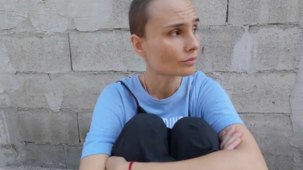 Острый Уличный Портрет Запечатлевающий Необузданные Эмоции Обезумевшей Женщины Слезоточивым Лицом — стоковое видео