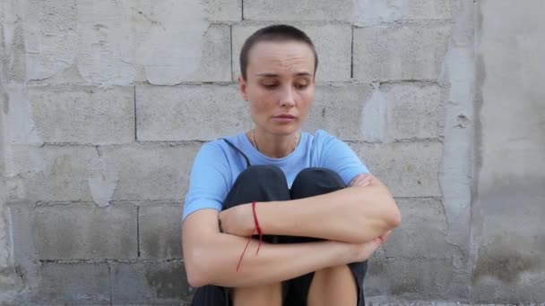 Hüzünlü Bir Sokak Portresi Gözyaşları Içinde Perişan Olmuş Bir Kadının — Stok video