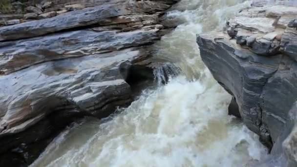 このビデオは自然の力の壮大さをキャプチャし 荒廃した川の絶え間ない流れによって彫られた峡谷の頑丈な魅力と原動力を示しています — ストック動画