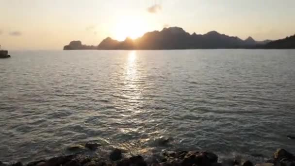 Засвидетельствуйте Безмятежную Красоту Восхода Солнца Над Морем Сверкающего Золотым Светом — стоковое видео