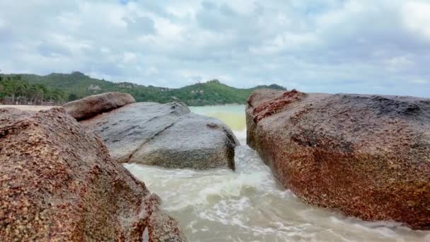 见证大自然的强大力量 海浪冲击着海岸线上的岩石 把闪闪发光的水花喷到空中 造成了一个戏剧性的 令人敬畏的景象 — 图库视频影像