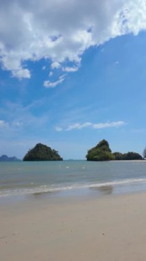 Denizde dağınık adalarla bezenmiş, uzak sıradağlarla çerçevelenmiş, güneşin altın parıltısıyla yıkanmış, büyüleyici bir deniz güzelliğine dalın.