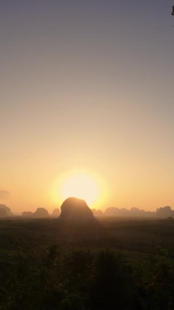 Засвидетельствуйте Захватывающую Красоту Восхода Солнца Над Горами Золотое Солнце Появляется — стоковое видео