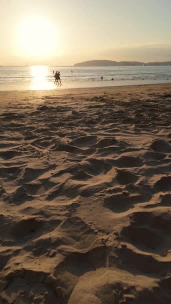 Denizin Üzerinde Gün Batımının Dingin Güzelliğini Hissedin Altın Güneş Ufkun — Stok video