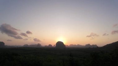 Şafağın nazikçe kucaklamasına tanık olun. Güneş görkemli dağ tepelerinin ardından doğanın narin parıltısıyla sabah manzarasını aydınlatıyor.