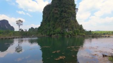 Tayland ulusal parkının doğal güzelliğini keşfedin, görkemli dağların sakin gölleri gözden geçirdiği, huzurlu ve resimsel bir manzara yaratan