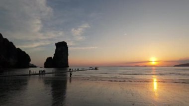 Krabis sahilinin huzurlu güzelliğini, güneşli sahil şeridinin panoramik manzarasını, sakin denizi ve altın güneşi yaşayın. Rahatlamak ve rahatlamak için mükemmel bir zemin sunuyor.