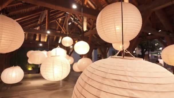 Ozdabiaj Swoje Święto Urokiem Okrągłych Białych Lampionów Papierowych Dodając Odrobiny — Wideo stockowe