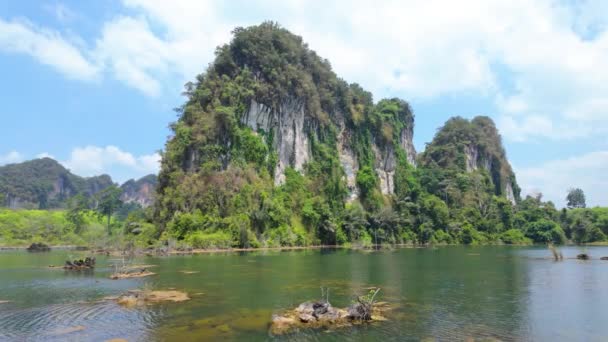 Tayland Ulusal Parkının Doğal Güzelliğini Keşfedin Görkemli Dağların Sakin Gölleri — Stok video