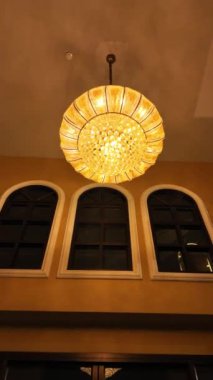 Kaliteli bir avizenin zarafetine hayran olun, yukarıda asılı, zamansız tasarımı ve zengin cazibesiyle lüks ve sofistike bir şekilde etrafa yayılıyor.