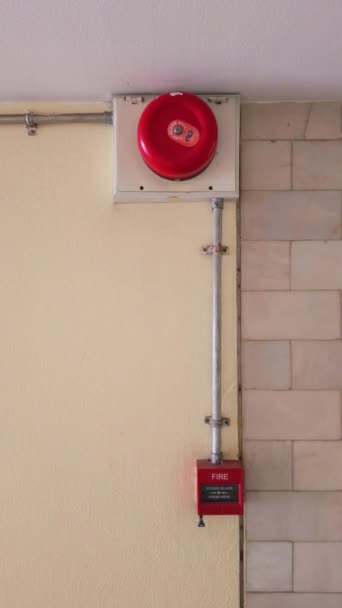 Zajistěte Bezpečnost Detailním Pohledem Požární Poplašný Systém Namontovaný Stěně Blikajícími — Stock video
