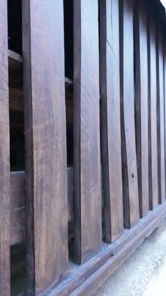 Uchwyć Rustykalny Urok Drewnianego Ogrodzenia Brązowych Paneli Dodając Odrobiny Naturalnego — Wideo stockowe