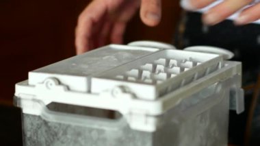 Buz küplerinin buz kalıbından çıkıp soğutucu içecekler için buz kalıplarını geri getirmenin kolaylığını göstermelerini izleyin..