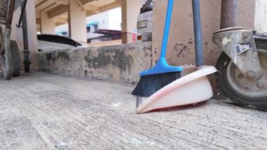Bir süpürge, faraş ve tramvay da dahil olmak üzere açık hava alanlarının düzenlenmesi için temel temizlik araçları, verimli bakım ve temizlik uygulamalarını göstermektedir..